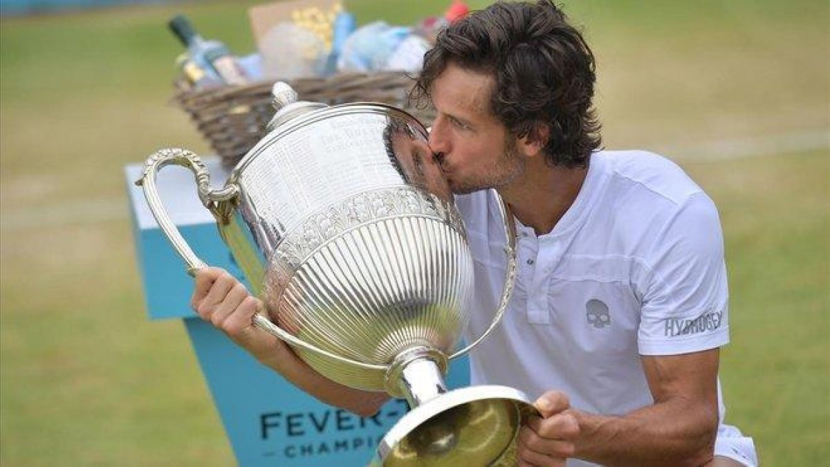 Feli López besa el trofeo de campeón en Queens.-