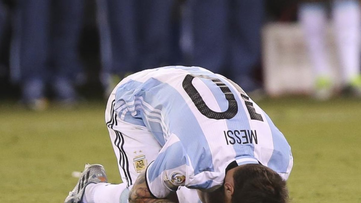 Leo Messi se lamenta tras fallar el penalti frente a Chile.-EFE
