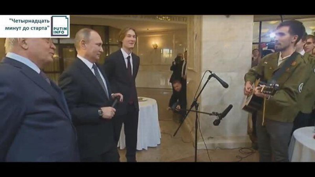 Putin cantando con un estudiante durante su visita a la Universidad de Moscú.-YOUTUBE