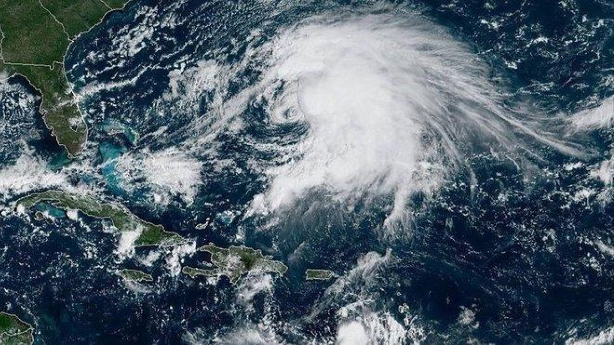La tormenta tropical Karen avanza por el Caribe rumbo a Puerto Rico  donde se espera que impacte el martes.-EFE