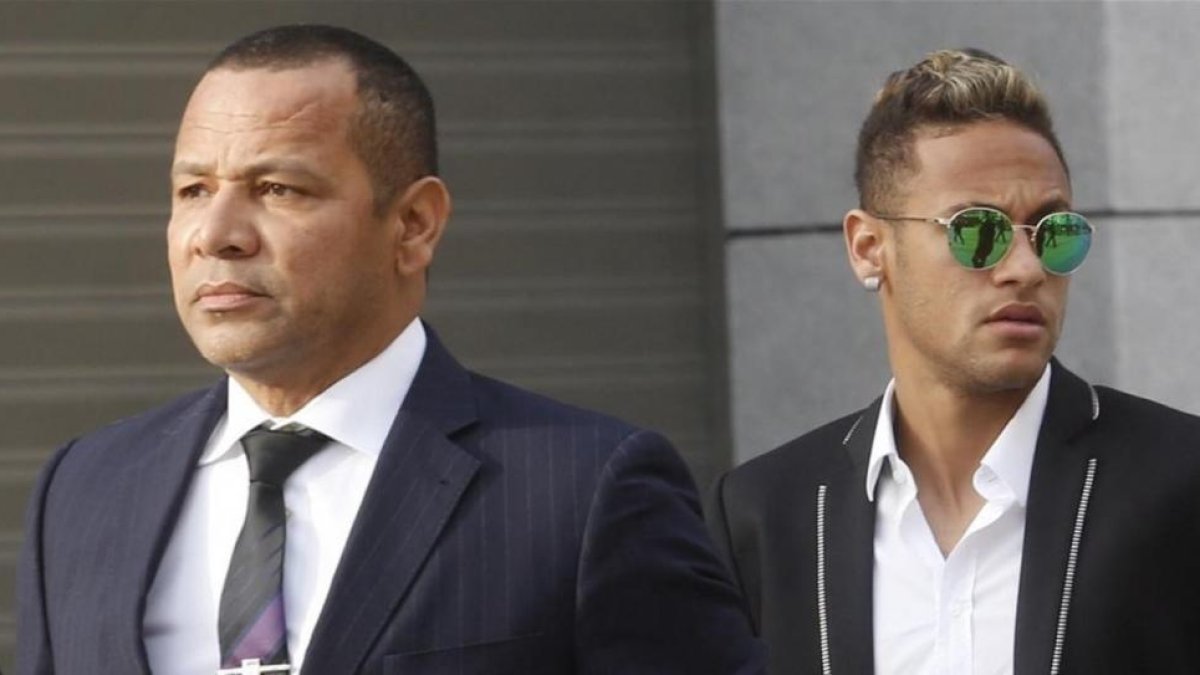 Neymar, padre e hijo, en una comparecencia en la Audiencia Nacional-AGUSTÍN CATALÁN