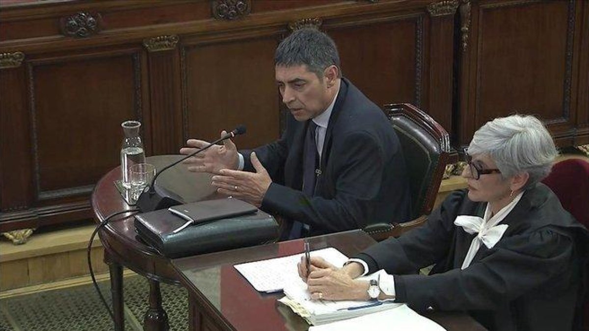 Josep Lluís Trapero y su abogada, Olga Tubau, durante su declaración en el Supremo.-EFE
