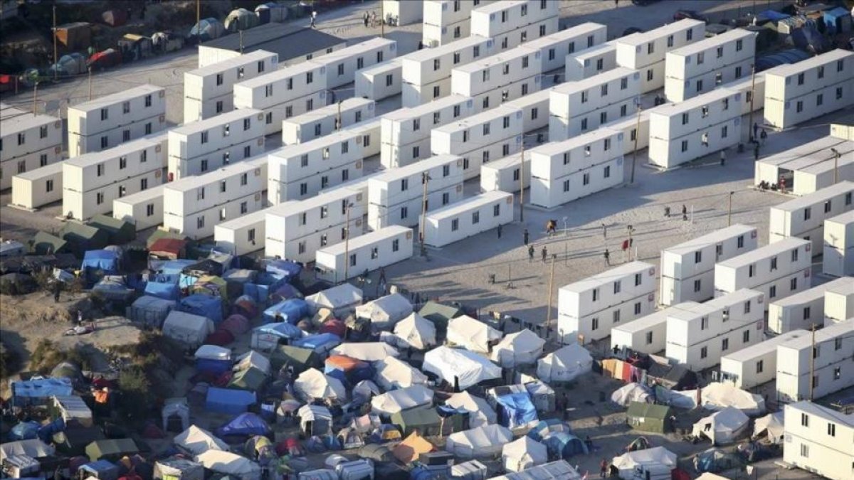 Vista aérea de los refugios improvisados, tiendas de campaña y contenedores donde los migrantes viven en lo que se conoce como la 'Jungla' de Calais, Francia.-REUTERS / CHARLES PLATIAU
