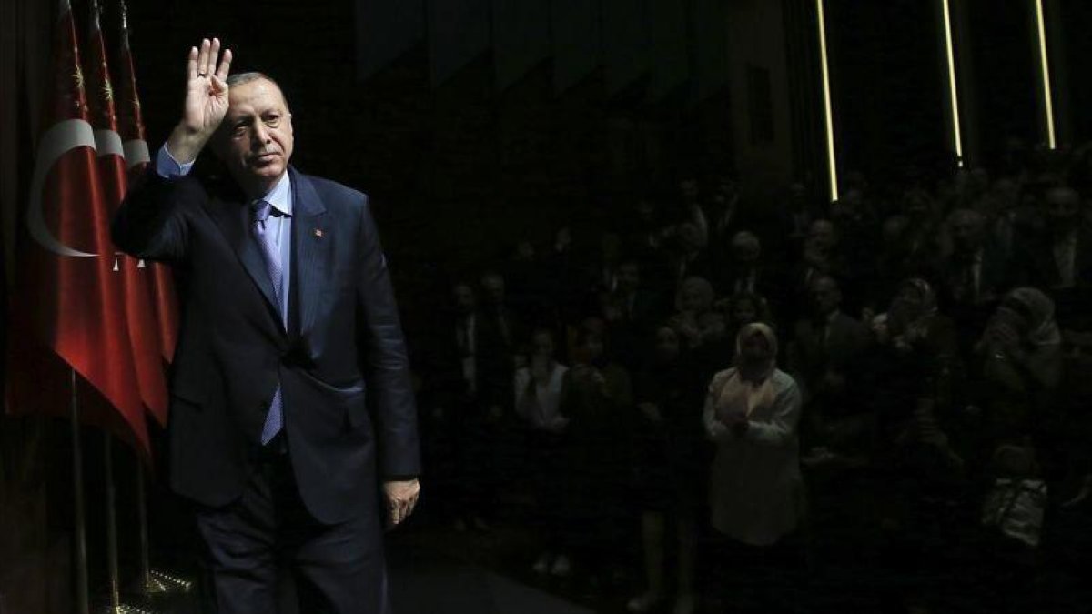 El presidente turco, Recep Tayyip Erdogan saluda a sus seguidores durante un evento en Ankara el 8 de mayo del 2018.-AP