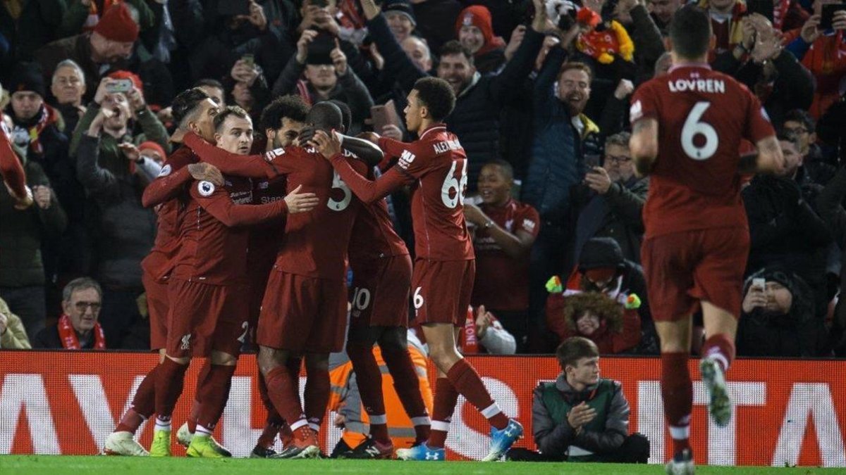 Los jugadores del Liverpool celebran el cuarto gol al Arsenal, obra de Salah, al filo del descanso.-PETER POWELL (EFE)