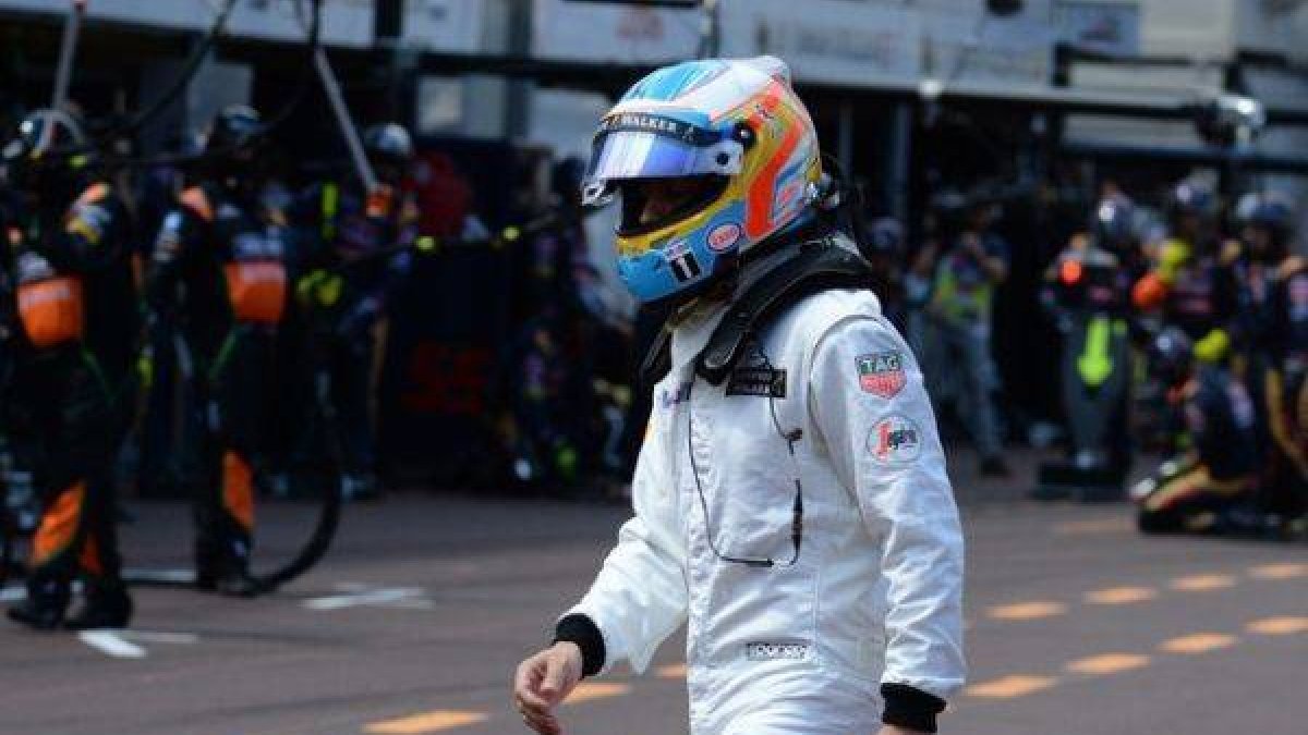 Fernando Alonso después de abandonar la carrera este domingo en Mónaco.-Foto: AFP / BORIS HORVAT