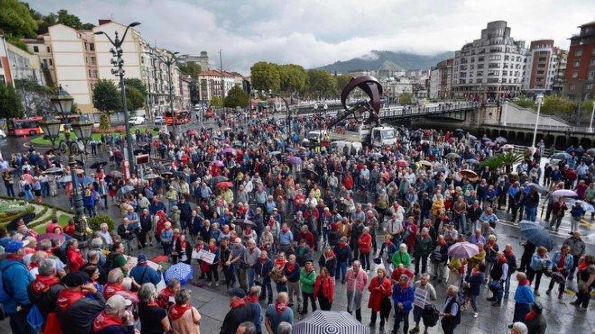 Imagen de archivo de una concentración del Movimiento de Pensionistas de Bizkaia, frente al Ayuntamiento de Bilbao.-MIGUEL TOÑA (EFE)