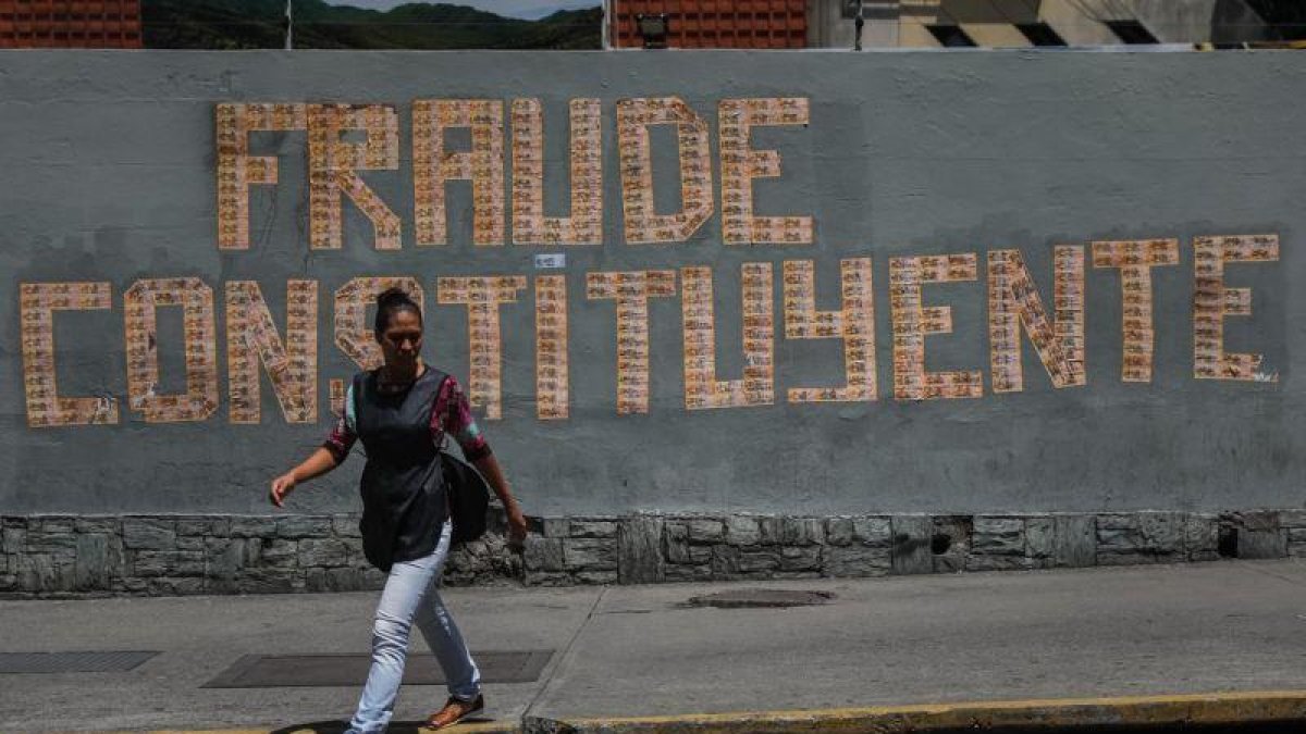 Una pintada denuncia la votación a la Asamblea Constituyente en un muro de Caracas.-MIGUEL GUTIERREZ / EFE