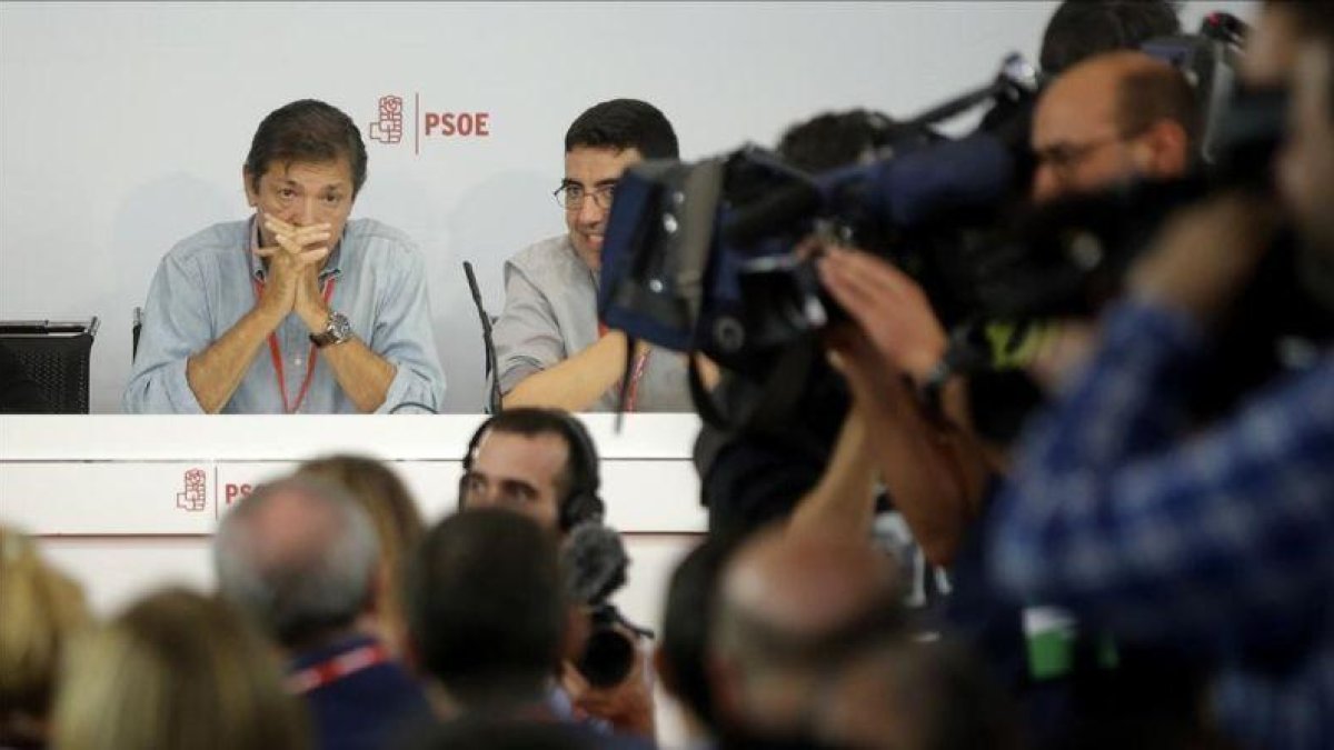 El presidente de la gestora del PSOE, Javier Fernández, en la reunión del comité federal del partido.-JOSE LUIS ROCA