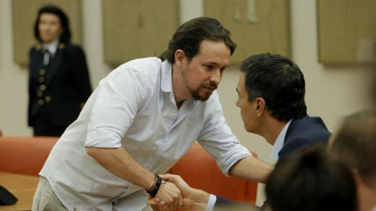 Pablo Iglesias se acerca a saludar a Pedro Sánchez en la constitución de la Diputación Permanente en el Congreso.-JOSÉ LUIS ROCA