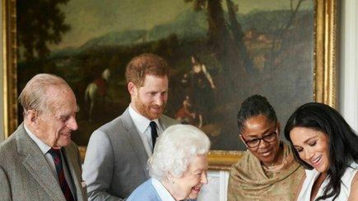 El duque de Edimburgo, la reina Isabel y la madre de Meghan Markle conocen al hijo de los duques de Sussex, a principios de mayo.-SUSSEXROYAL