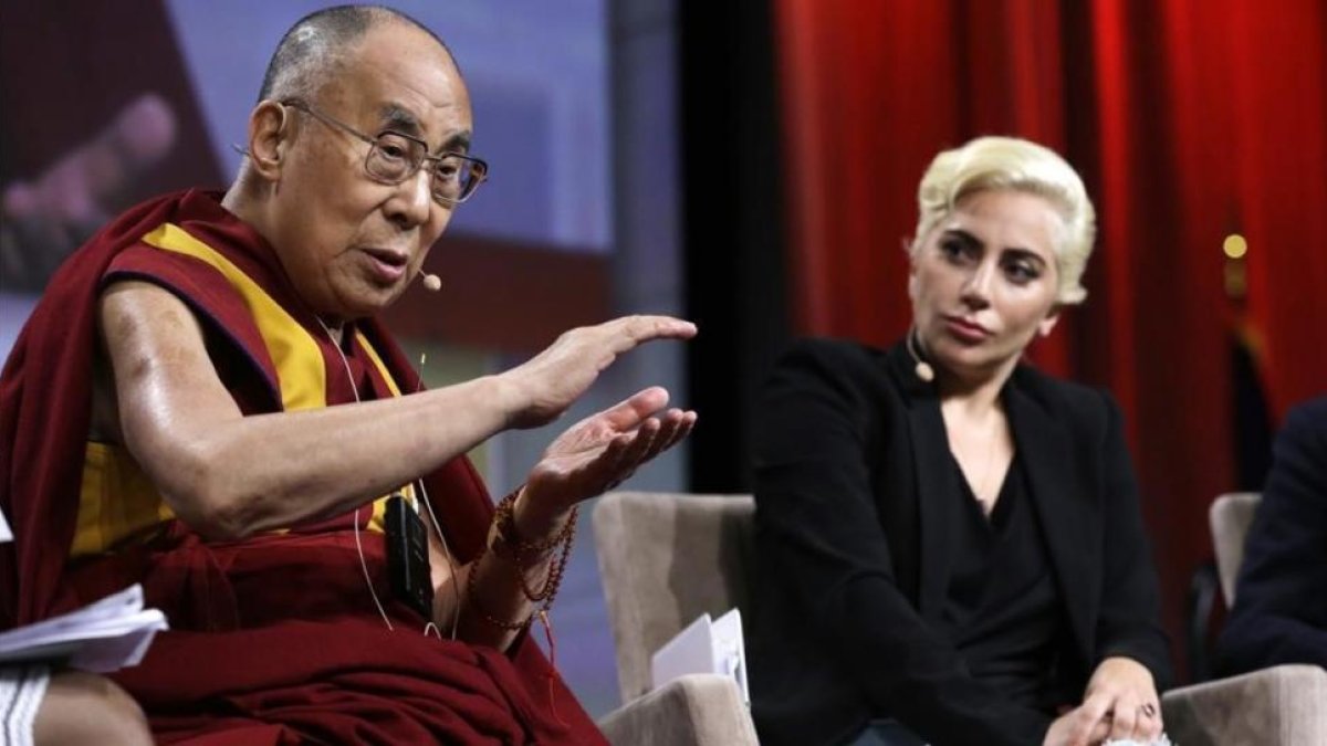 Lady Gaga se ha reunido con el Dalai Lama, con motivo de la Conferencia de Alcaldes en Indianápolis (Estados Unidos).-AP / MICHAEL CONROY