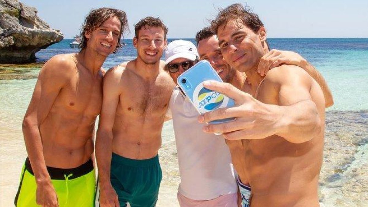 Nadal hace un ’selfie’ del equipo español en la playa de Rottnest Island, con Feliciano López, Carreño, Roig y Bautista.-AFP