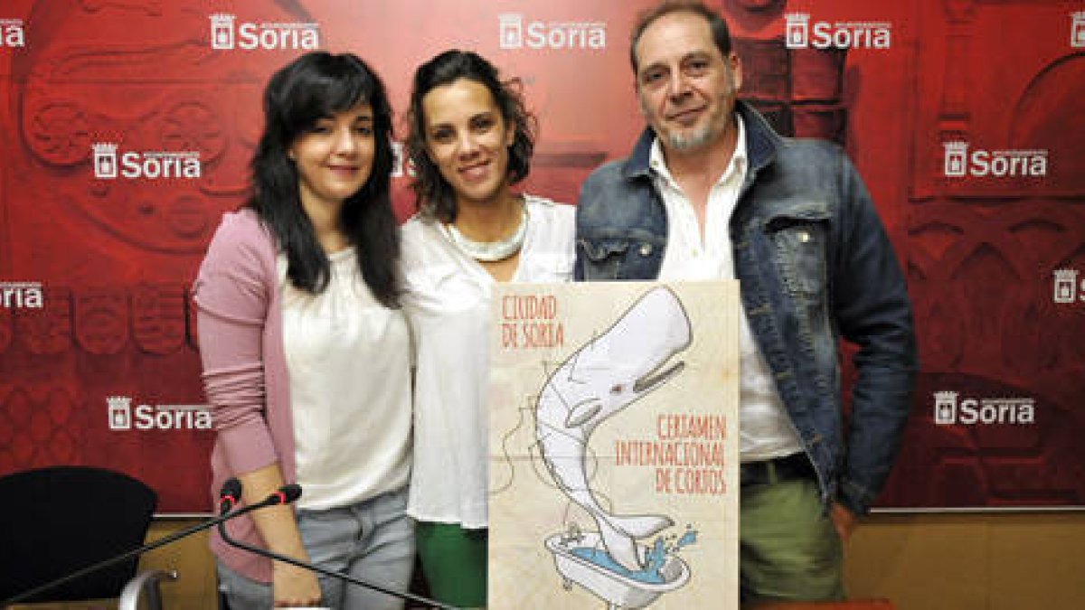 Sonia Calvo, Inés Andrés y Javier Muñiz, posan con el cartel ganador. / VALENTÍN GUISANDE-