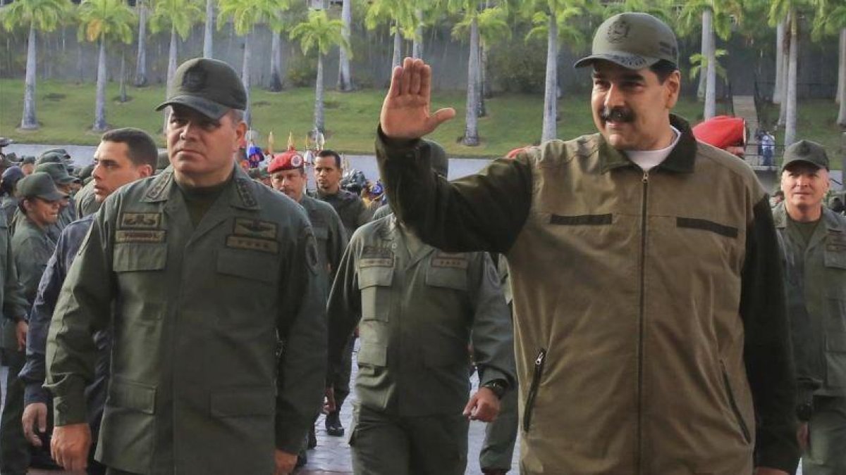 El presidente Maduro junto a su ministro de Defensa, Vladimir Padrino López.-AP / JHONN ZERPA (AP)