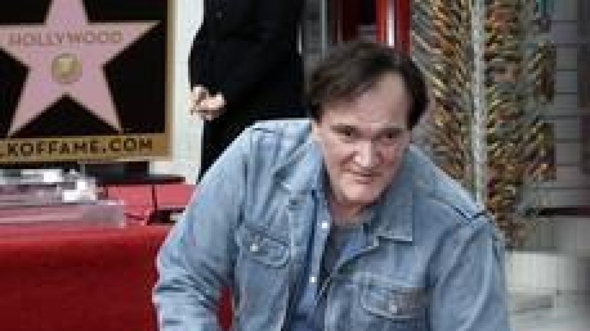 Quentin Tarantino posa junto a su estrella.-PAUL BUCK / EFE