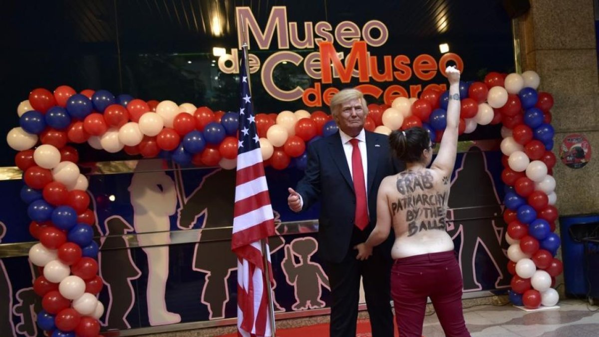 Una activista de Femen irrumpe en la inauguración de la estatua de cera de Trump en Madrid.-GERARD JULIEN / AFP
