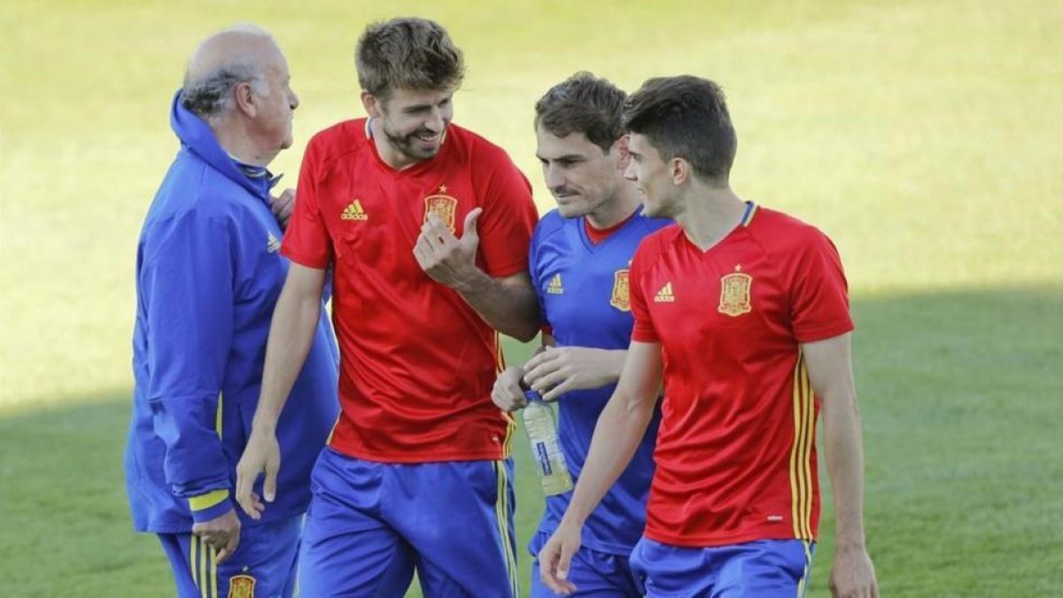 Bartra, Casillas y Piqué en una concentración de la selección junto al seleccionador Vicente del Bosque.-JUANJO MARTÍN