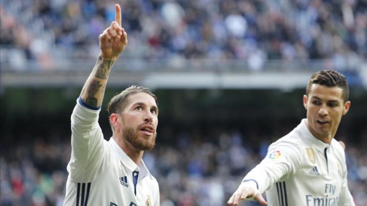 Sergio Ramos celebra su primer gol ante el Málaga, en el Bernabéu.-EFE / ÁNGEL DÍAZ