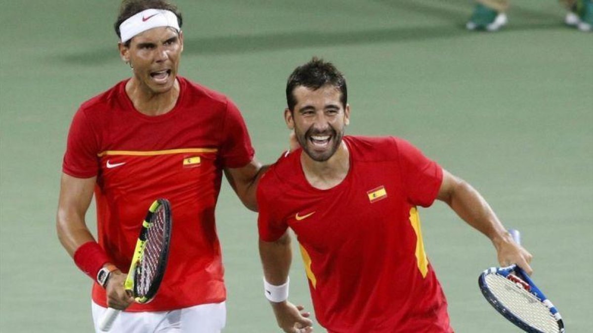Nadal y López celebran un punto en la victoria sobre Marach y Peya.-EFE / MICHAEL REYNOLDS