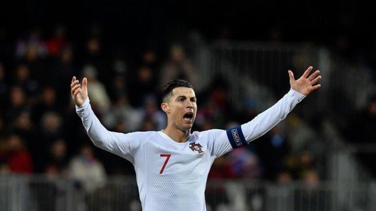 Cristiano Ronaldo protesta durante el partido.-AFP / JOHN THYS