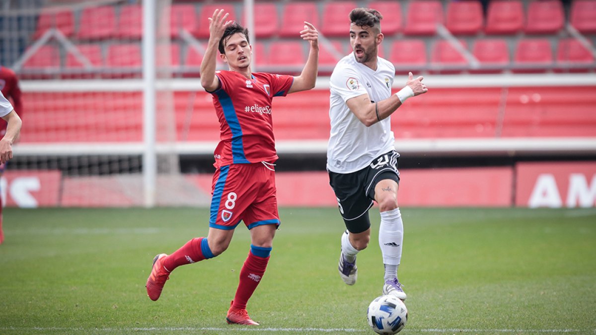 El Burgos, en la imagen su partido ante el Numancia en Los Pajaritos, ha sido el gran triunfador del fútbol regional. GONZALO MONTESEGURO