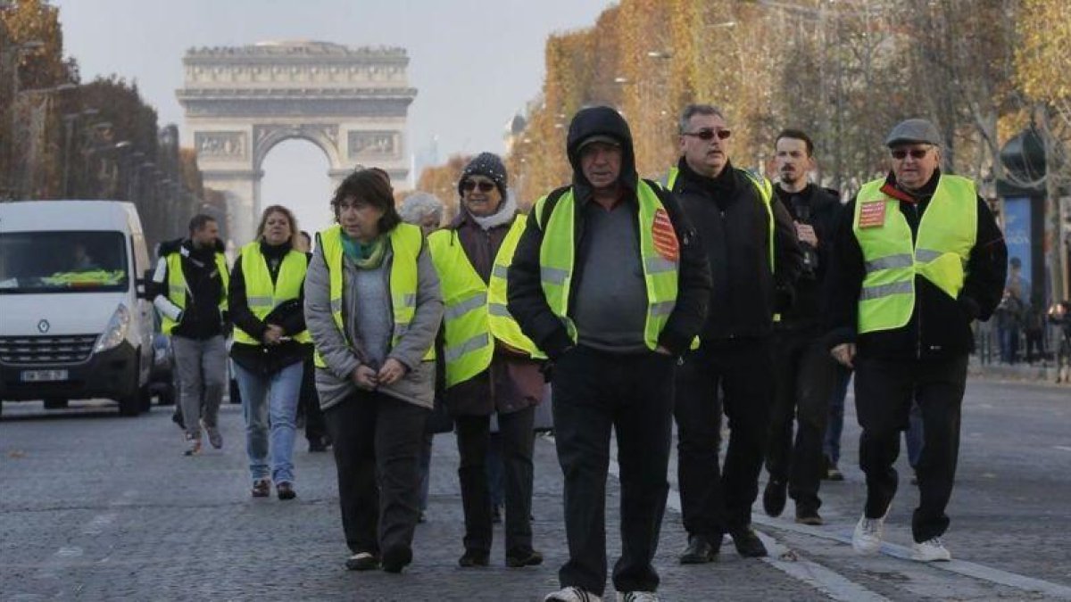 La protesta en los campos Elíseos de París, con el Arco de Triunfo al fondo.-AP/ PHOTO MICHEL EULER