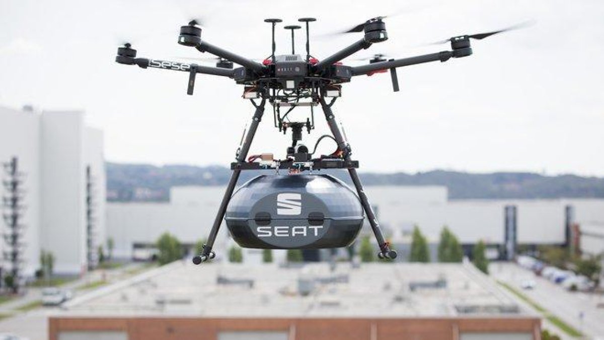Un dron sobrevuela la fábrica de Seat en Martorell.-