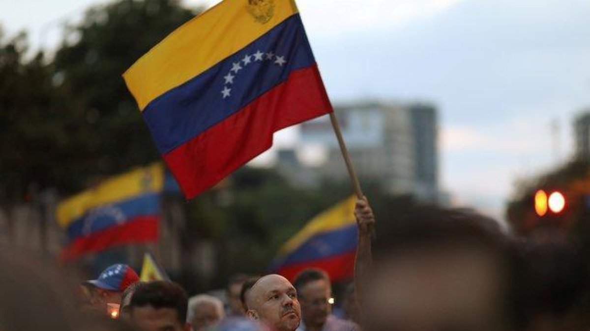 Las personas en Venezuela protestas por la crisis en la que se encuentra.-REUTERS