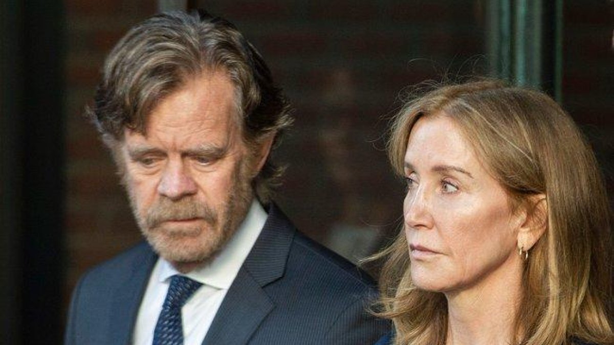 Felicity Huffaman, junto a su marido, el también actor William H. Macy, saliendo del tribunal de Boston, el pasado septiembre.-AFP / JOSEP PREZIOSO