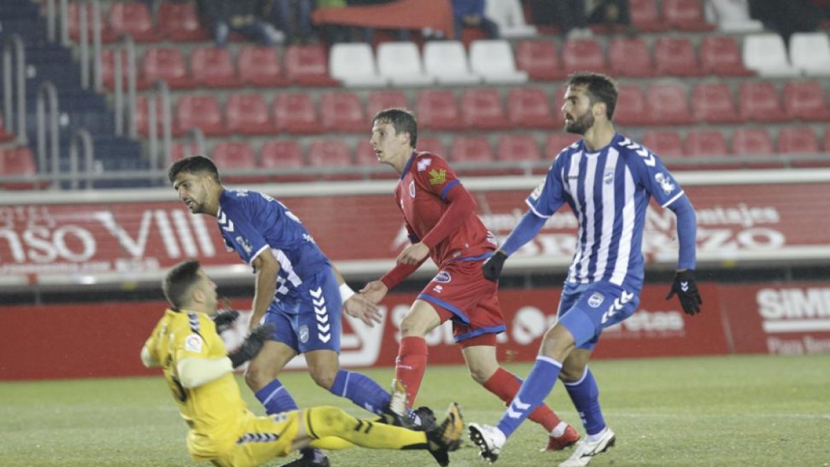 Guillermo en el momento de anotar el gol que a la postre le daba la victoria al Numancia ante el Lorca.-Luis Ángel Tejedor
