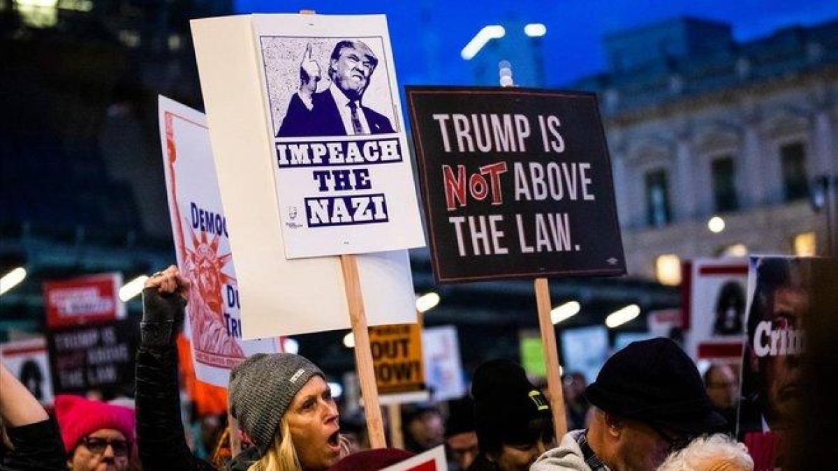 Manifestantes reclaman el ’impeachment’ para Trump en una protesta en San Francisco.-PHILIP PACHECO (AFP)