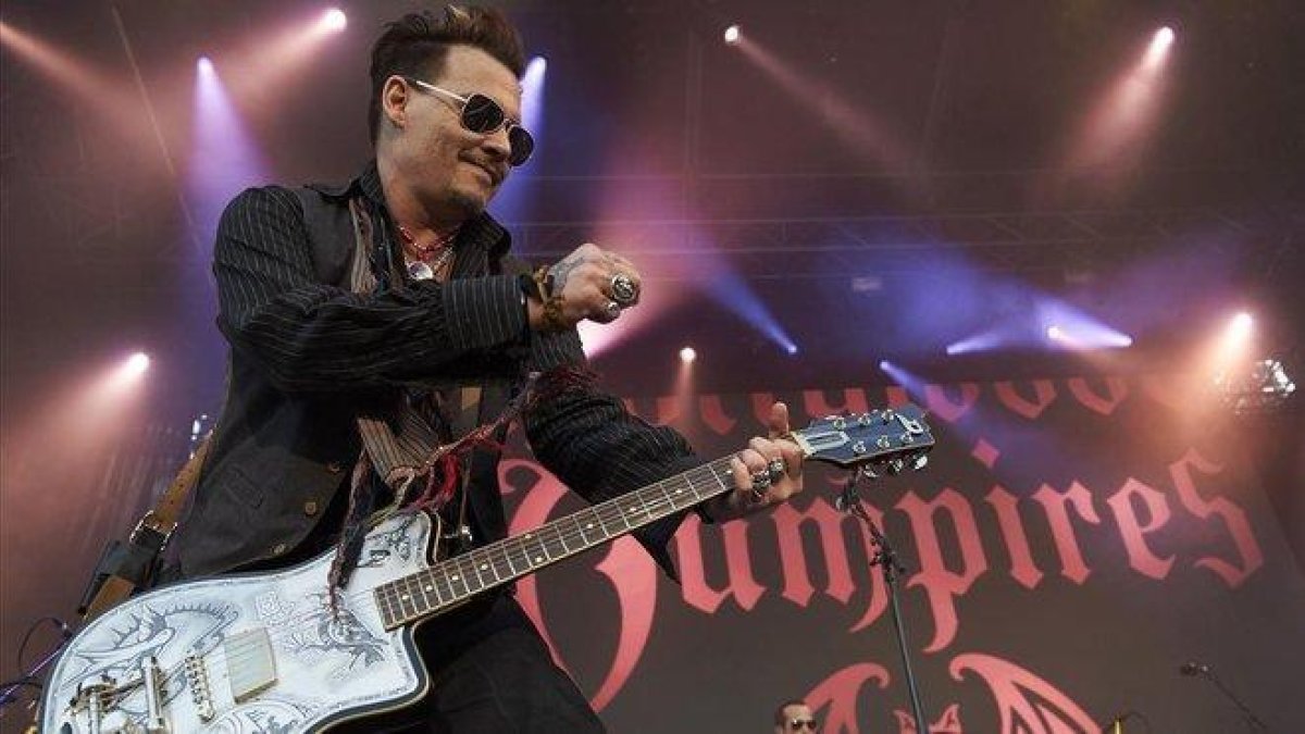 Johnny Depp, actuando con su banda. Hollywood Vampires.-AP / CLAUS BONNERUP