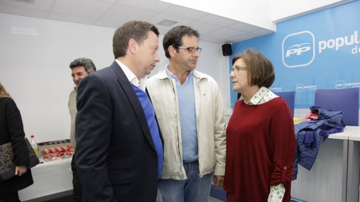 Ángulo en la derecha, durante la noche electoral.-VALENTÍN GUISANDE