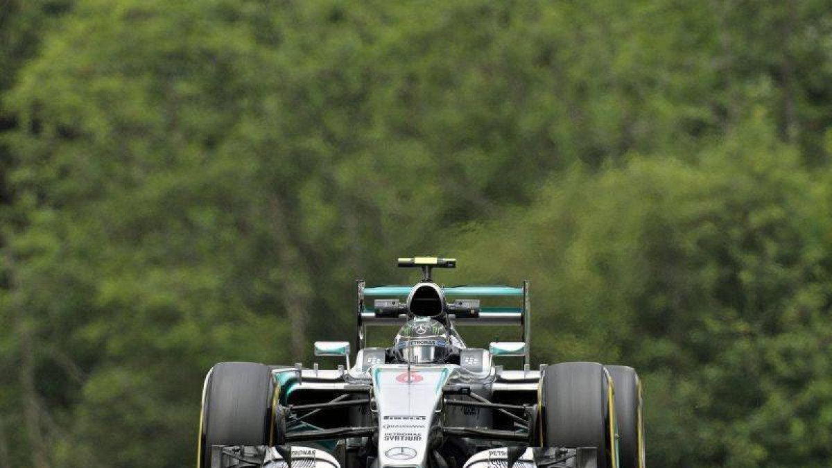 El piloto alemán Nico Rosberg, de Mercedes, participa en la primera sesión de entrenamientos libres para el Gran Premio de Austria de Fórmula Uno en Spielberg.-Foto: EFE