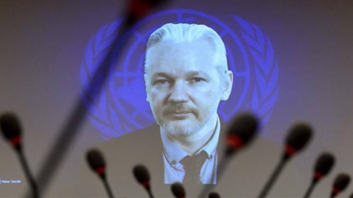 Julian Assange el pasado mes de marzo en una videoconferencia.-AFP / FABRICE COFFRINI