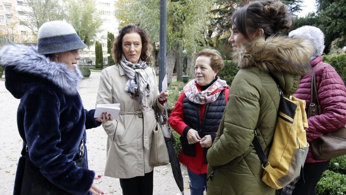 Inés Andrés con representantes del Consejo Municipal de la Mujer, ayer en la Dehesa.-Luis Ángel Tejedor