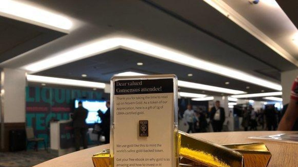 Vista del gramo de oro que regalaba Novem Gold, una compañía con sede en Liechtenstein que comercia con el metal dorado, a las mil primeras personas que se pasasen por su puesto en la feria Consensus sobre criptomonedas, esta semana en Nueva York.-ÁLVARO CELORIO (EFE)