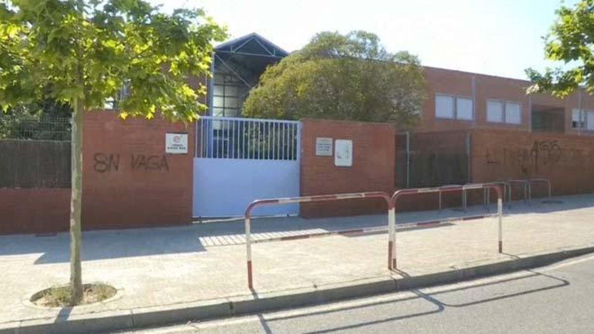 El instituto Font de lAlba, de Terrassa, donde una alumna acusa a su profesora de agredirla por pintar una bandera de España.-EFE