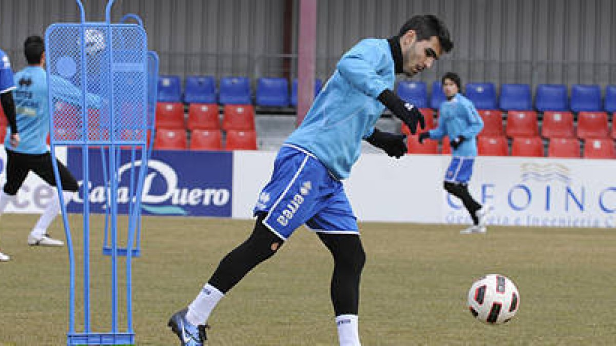 Dimas Delgado durante el entrenamiento del pasado miércoles en la Ciudad Deportiva. / VALENTÍN GUISANDE-