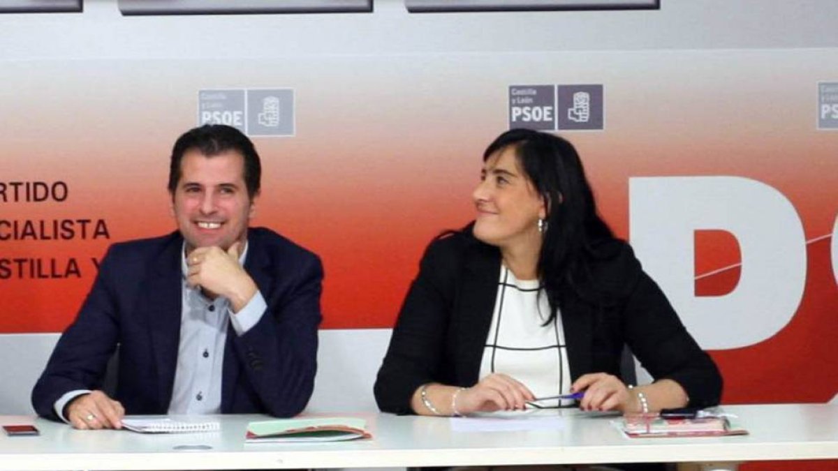El secretario general del PSOE de Castilla y León, Luis Tudanca, preside la reunión con su Ejecutiva. Junto a él, la secretaria de Organización, Ana Sánchez-Ical