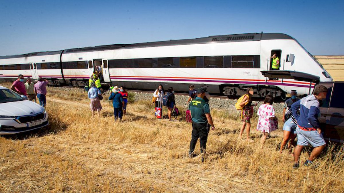 Accidente en Radona entre un tren y una furgoneta - MARIO TEJEDOR (13)