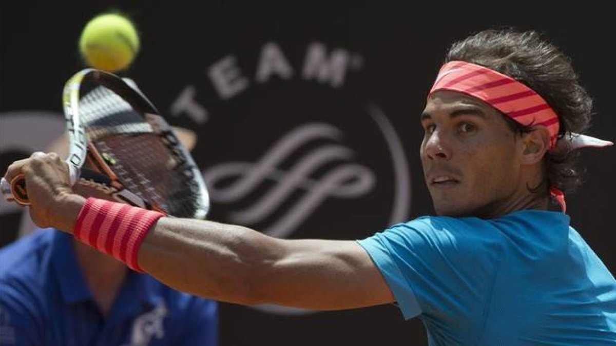 Rafael Nadal devuelve la bola ante el estadounidense Isner en el Open de Italia.-AP