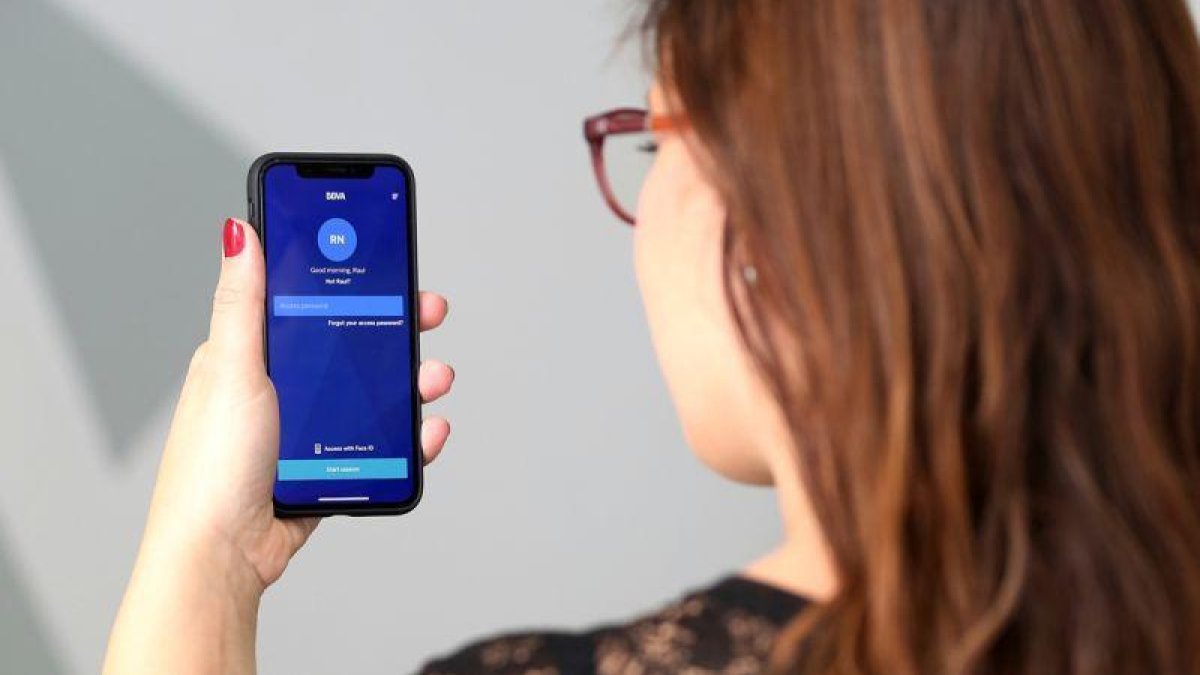 BBVA permite enviar dinero a otros móviles a través de la voz y vía chatbots.-EL PERIÓDICO
