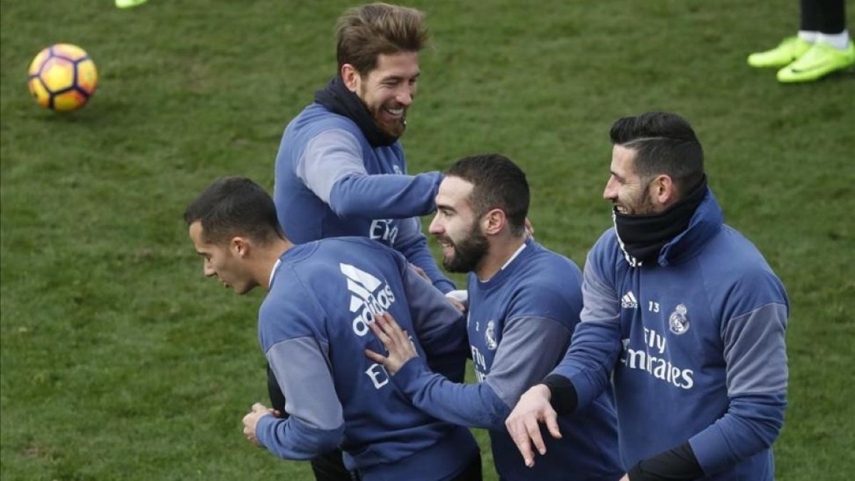 Casilla, Carvajal, Ramos y Lucas Vázquez bromean en el entrenamiento de este martes en Valdebebas.-JAVIER LIZÓN