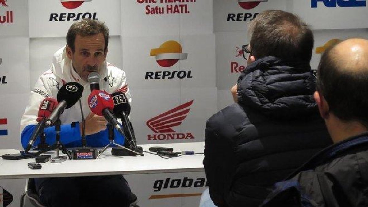 Alberto Puig, jefe deportivo de Honda, ha agradecido la caballerosidad de Jorge Lorenzo.-EMILIO PÉREZ DE ROZAS