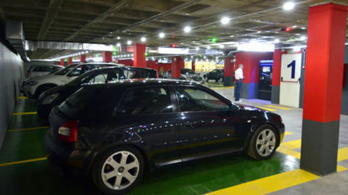 Vehículos estacionados en el parking de Mariano Granados y el Espolón. / ÁLVARO MARTÍNEZ-