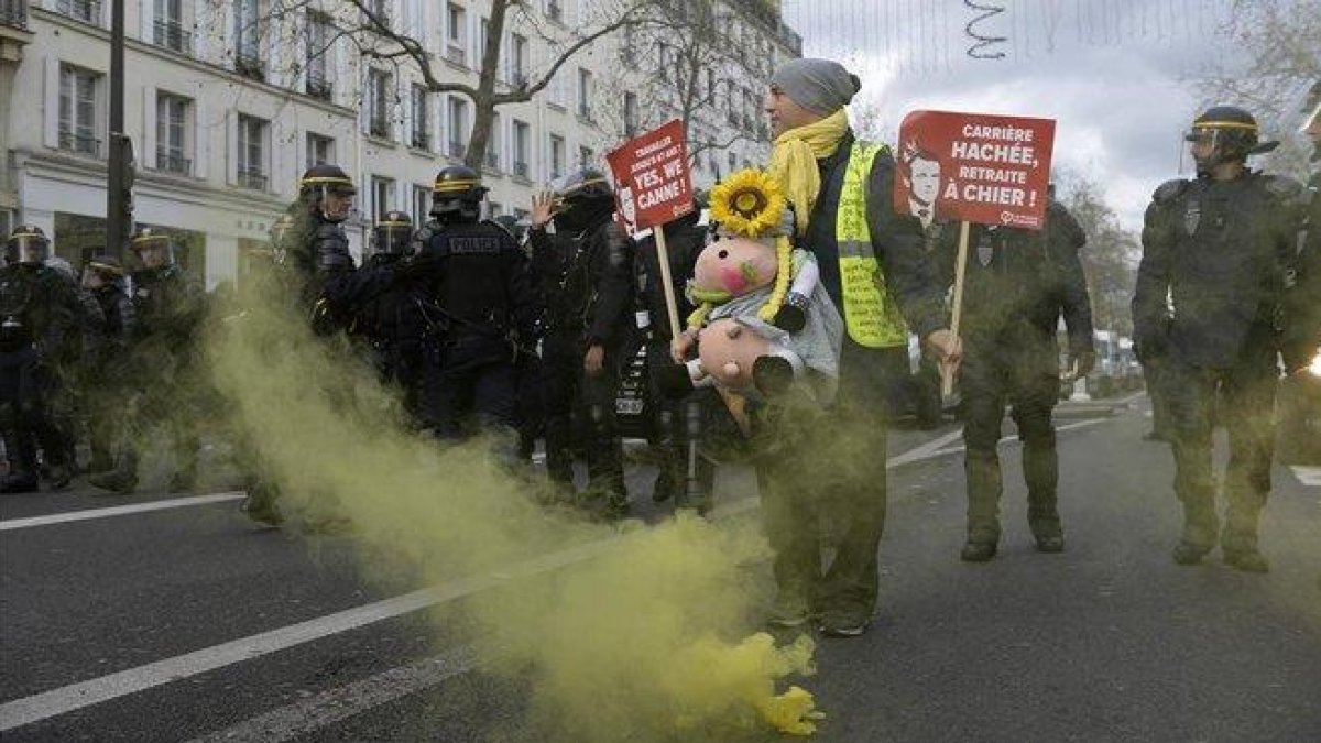 Manifestación en París contra la reforma de las pensiones este martes.-AFP / AURORE MESSENGE