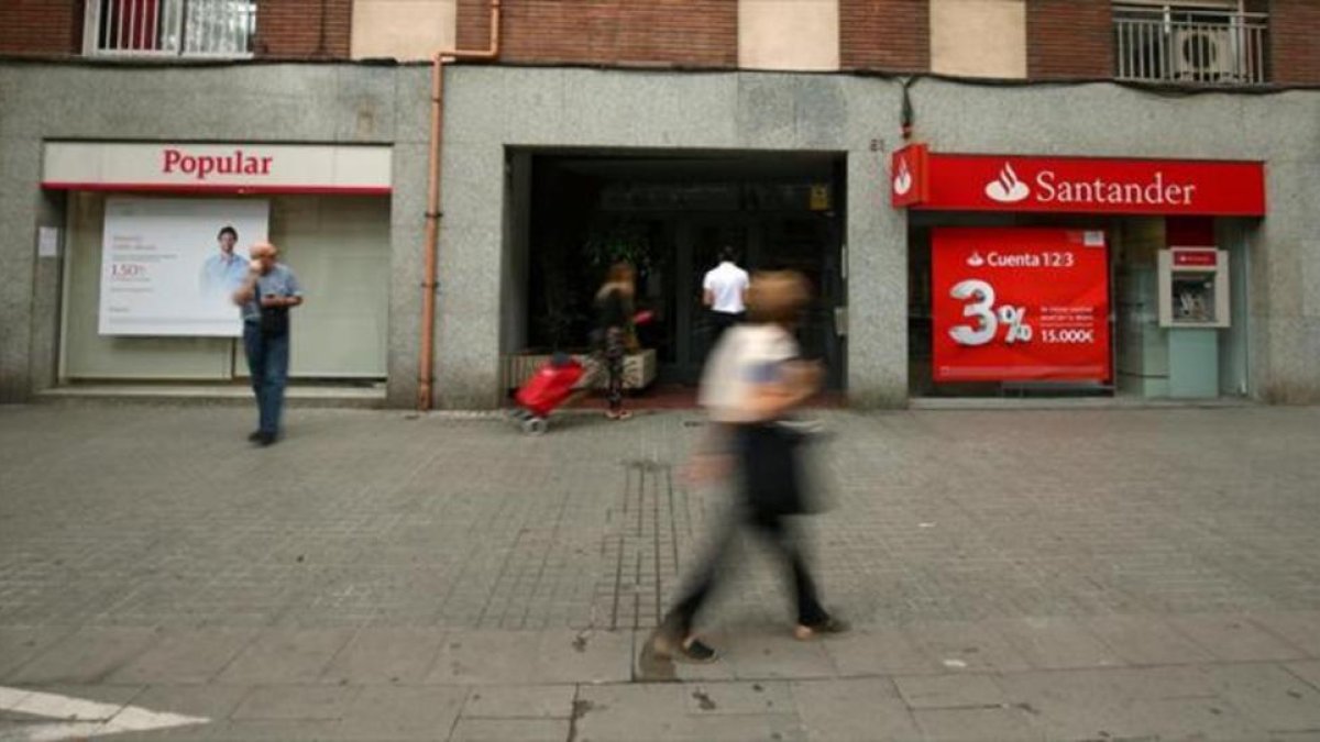 Oficinas bancariasdel Popular y del Santander, en Barcelona.-REUTERS / ALBERT GEA
