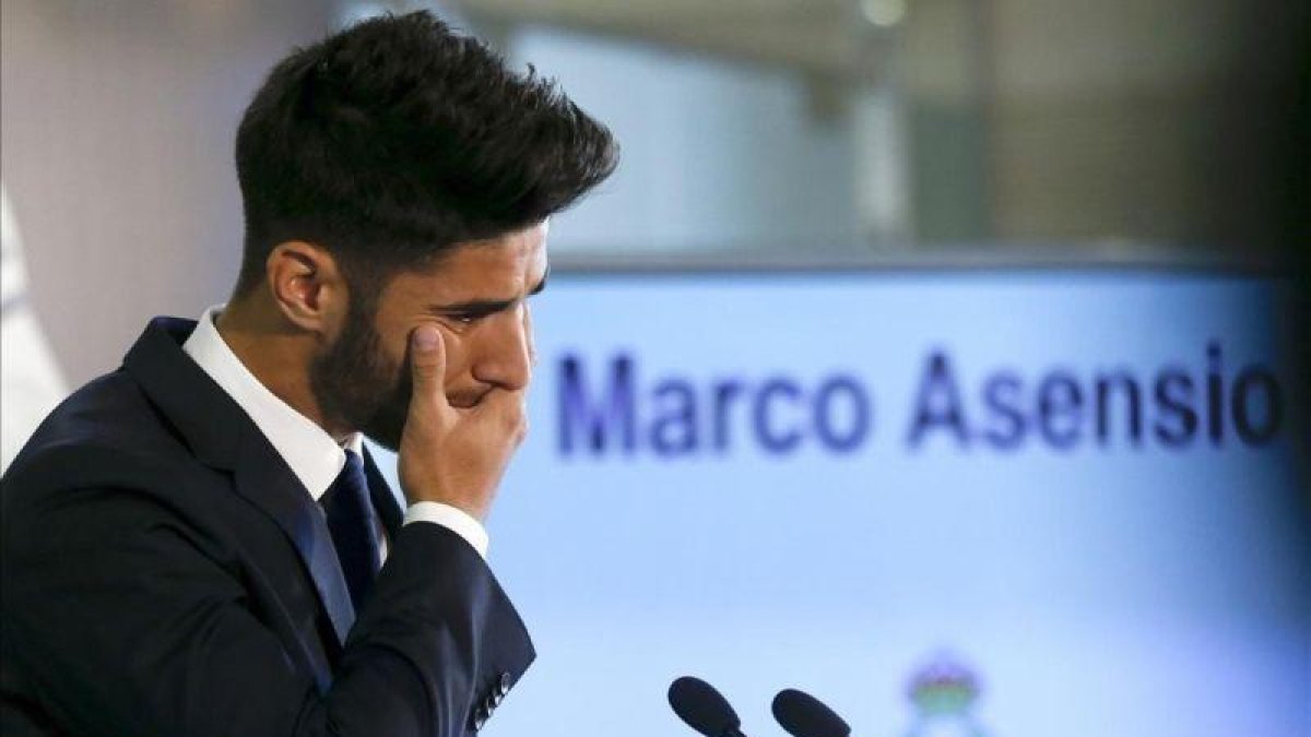 Marco Asensio se emociona durante su presentación como nuevo jugador del Madrid.-CHEMA MOYA / EFE
